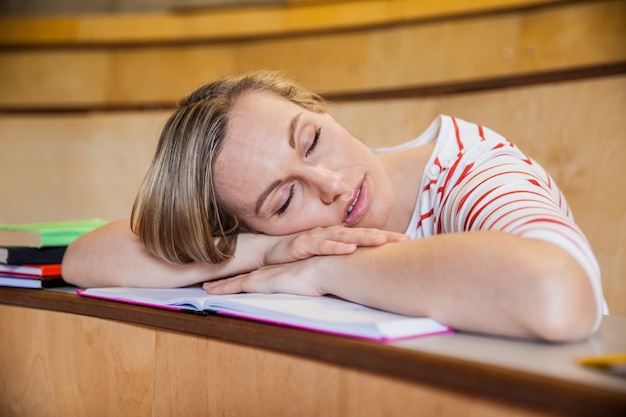 Studentessa che dorme in classe all&#39;università
