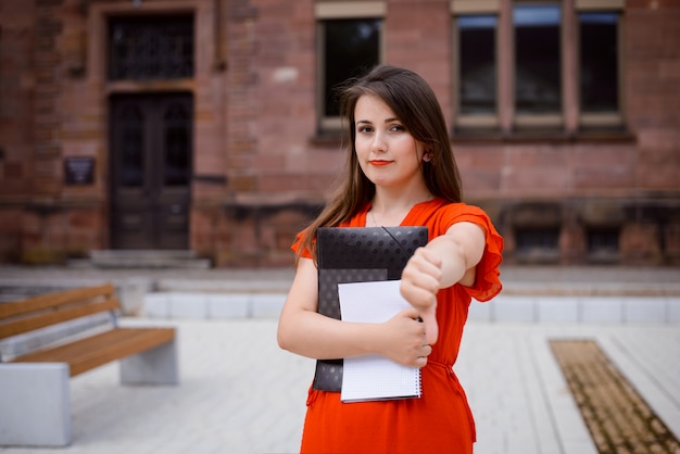 Studentessa che esprime fastidio e antipatia per lo studio all'università