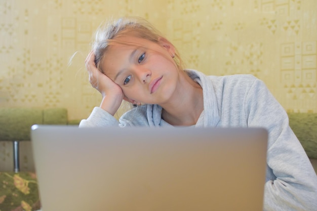 studentessa che fa i compiti al computer apprendimento online a distanza compiti noiosi