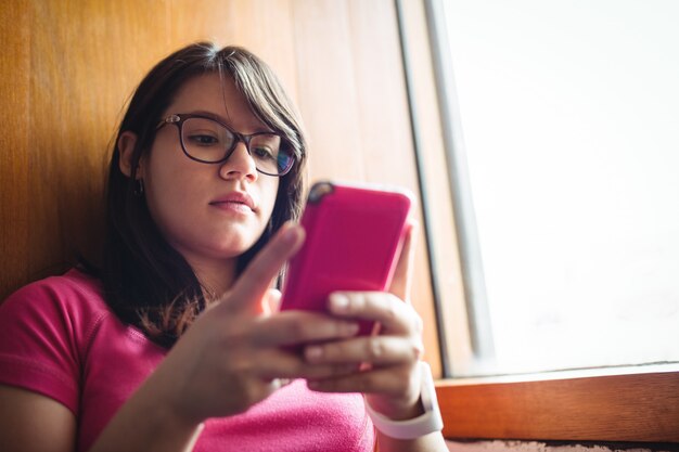 Studentessa che per mezzo del telefono cellulare