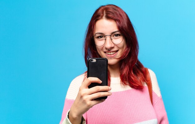 studentessa che usa il suo telefono