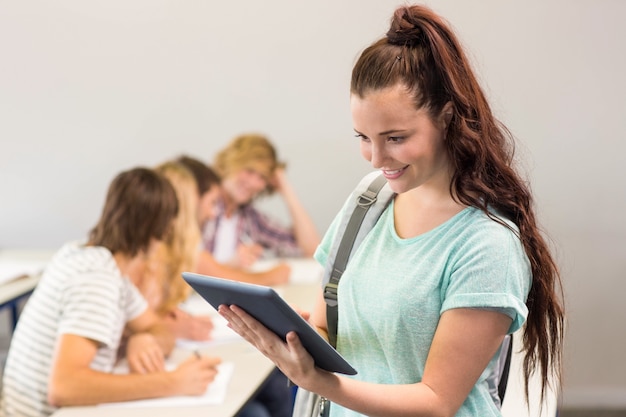 Studentessa che utilizza compressa digitale nell&#39;aula