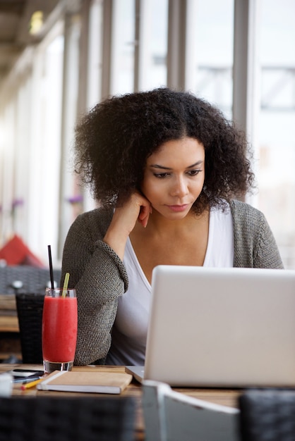 Studentessa che utilizza computer portatile al caffè