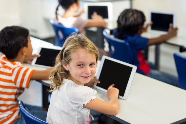 Studentessa con compagni di classe utilizzando la tavoletta digitale