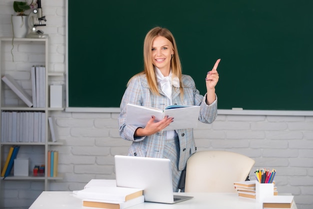 Studentessa con il dito puntato sulla lezione in aula al liceo o all'università