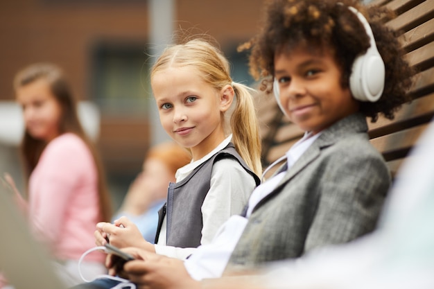 Studentessa con il suo compagno di classe all'aperto