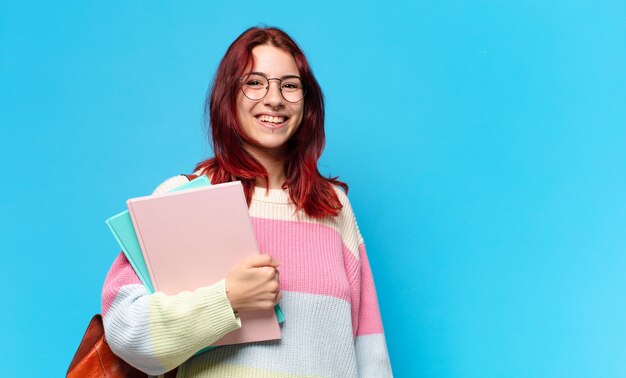 Studentessa con in mano i suoi quaderni