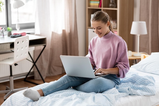 studentessa con un portatile che impara a casa