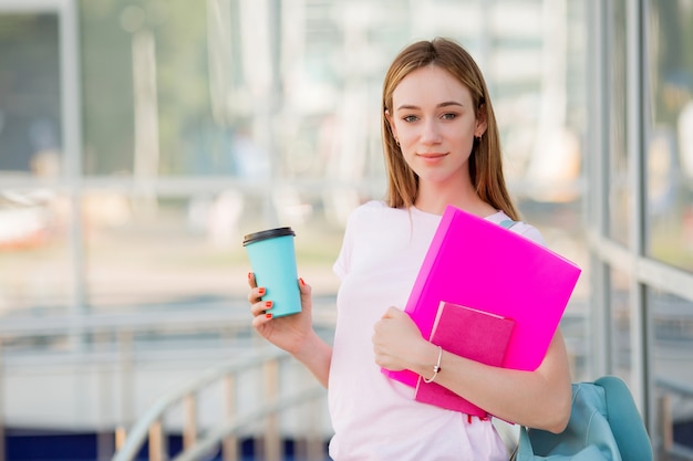 studentessa con una tazza di caffè in strada