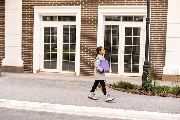 studentessa della scuola elementare della studentessa della ragazza del bambino.