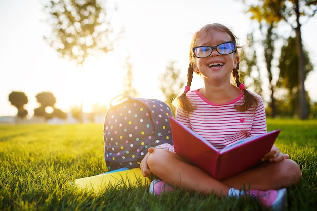 Studentessa della scuola elementare della studentessa della ragazza del bambino