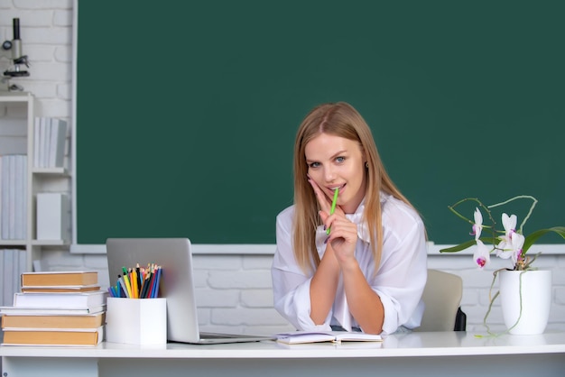 Studentessa di college femminile che lavora su un computer portatile che si prepara per un esame sulla classe interna dell'aula del college all'università Giovane insegnante è un leader qualificato