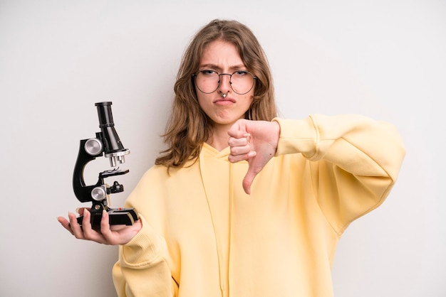 Studentessa di scienziati con un microscopio