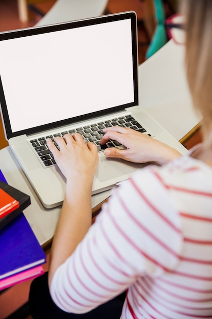 Studentessa digitando sul portatile all&#39;università