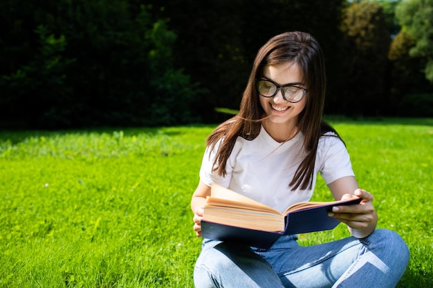 Studentessa entusiasta con lo studio del libro