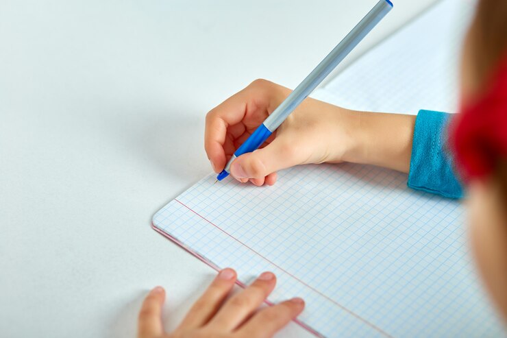 Studentessa facendo i compiti, scrivendo, studiando lezione