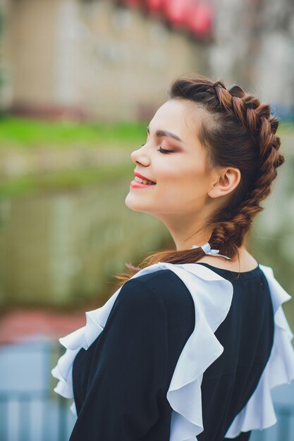 Studentessa in piedi con tipico grembiule uniforme bianco navy