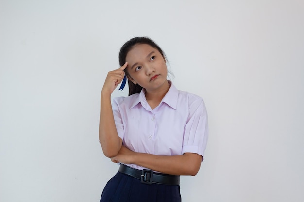 Studentessa in uniforme su sfondo bianco