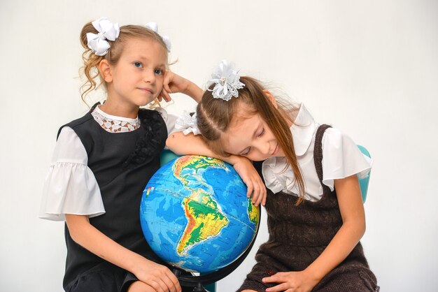 studentessa isolata su bianco con globo bambina in uniforme scolastica