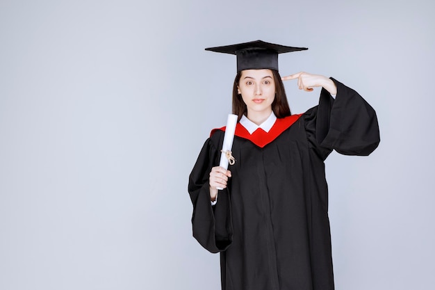 Studentessa laureata con diploma di laurea di successo celebrazione. Foto di alta qualità