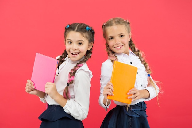 Studentessa mostra diario blocco note Materiale scolastico concetto di cancelleria scolastica Acquista cancelleria carina per divertirsi studiando Uniforme scolastica per ragazze bambini tenere libro Ragazze famose per l'ossessione per la cancelleria