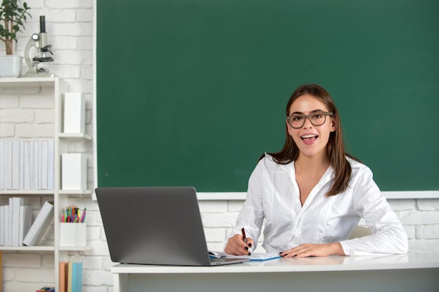 Studentessa nell'istruzione scolastica universitaria Giovane donna studio in aula universitaria apprendimento online a scuola di istruzione a distanza