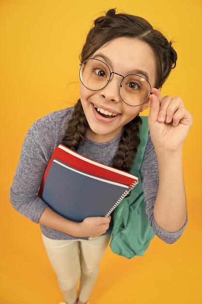 Studentessa piccola ragazza che va alla giornata della conoscenza scolastica felice di vederti concetto