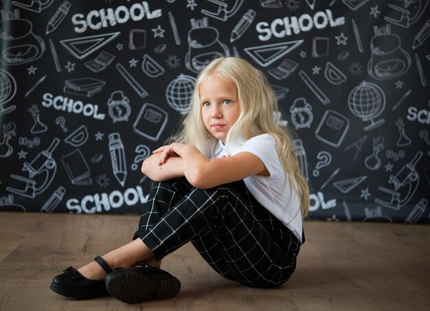 Studentessa ragazza. Concetto di scuola. Di nuovo a scuola.