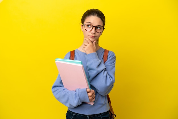 Studentessa ragazzo donna su sfondo giallo isolato avendo dubbi?