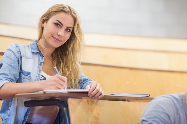 Studentessa sorridente durante la lezione in aula