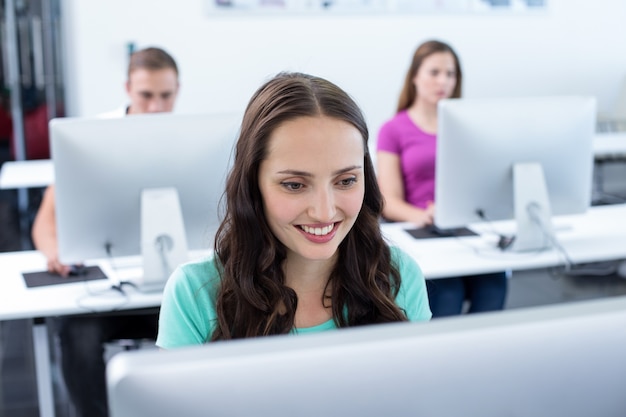 Studentessa sorridente nella classe del computer