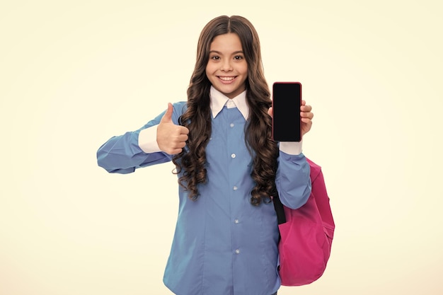 Studentessa studentessa con borsa da scuola utilizzando smart phone Uniforme scolastica