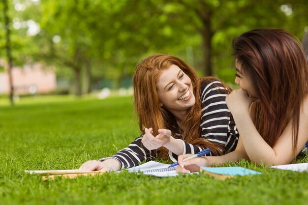 Studentesse allegre con i libri in parco