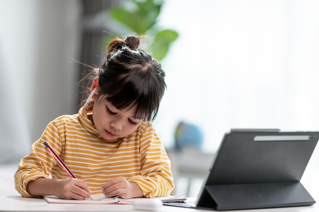 Studentesse asiatiche in classi di apprendimento online studiano online con Tablet a casa