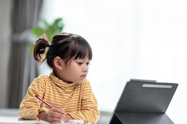 Studentesse asiatiche in classi di apprendimento online studiano online con Tablet a casa