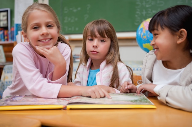 Studentesse che leggono una fiaba al loro compagno di classe