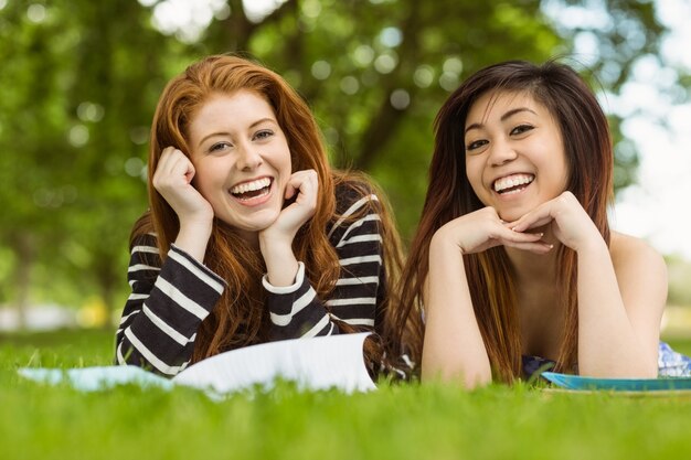 Studentesse con libri nel parco