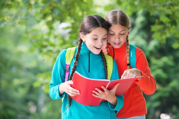 Studentesse con zaini e libri di testo scuola forestale concetto