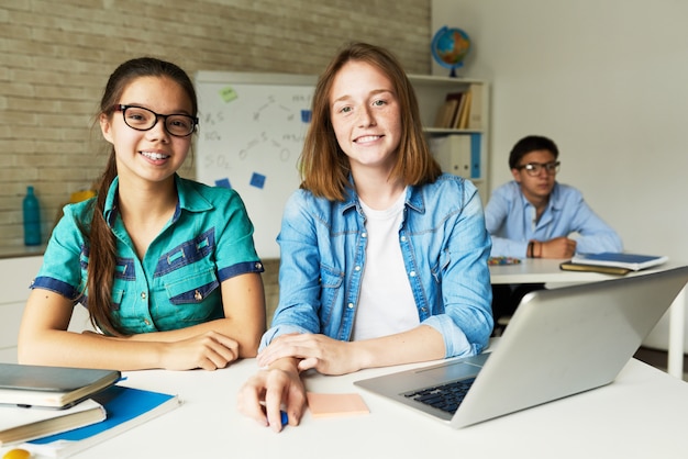 Studentesse in aula moderna