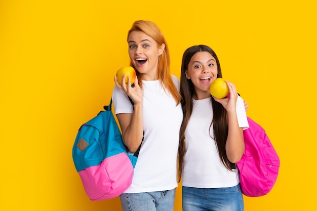 Studentesse madre e figlia con borsa da scuola pronte per imparare Ritorno a scuola Mamma e bambino