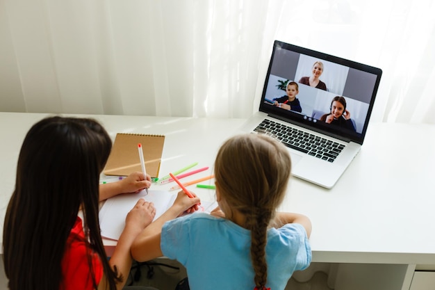 Studentesse piuttosto eleganti che studiano matematica durante la sua lezione online a casa, distanza sociale durante la quarantena, autoisolamento, concetto di educazione online