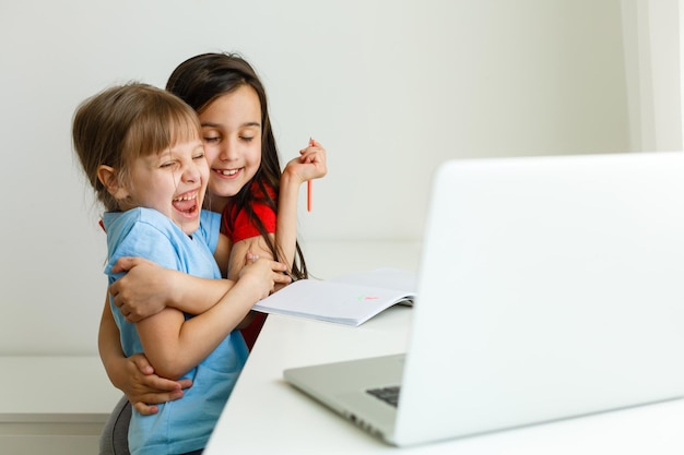 Studentesse piuttosto eleganti che studiano matematica durante la sua lezione online a casa, distanza sociale durante la quarantena, autoisolamento, concetto di educazione online