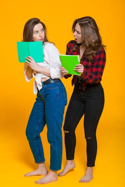 Studentesse ragazze Felice giovane donna Studente al college