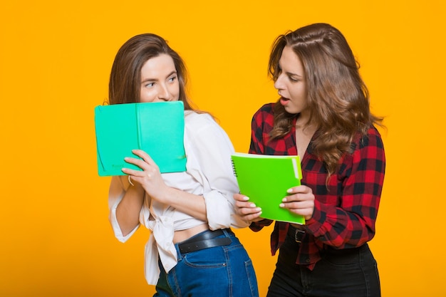 Studentesse ragazze Felice giovane donna Studente al college