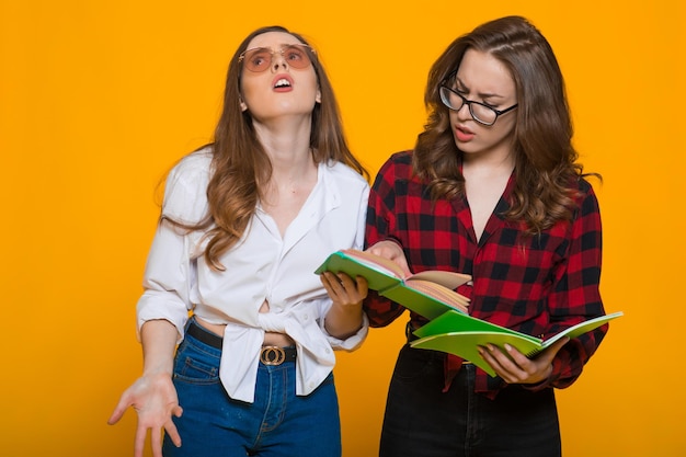 Studentesse ragazze Felice giovane donna Studente al college