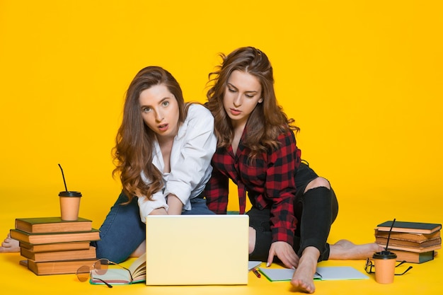 Studentesse ragazze Felice giovane donna Studenti con quaderni su giallo Studente al college