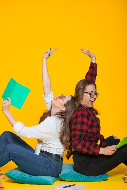 Studentesse ragazze Felice giovane donna Studenti su giallo Studente al college