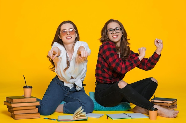 Studentesse ragazze Felice giovane donna Studenti su giallo Studente al college