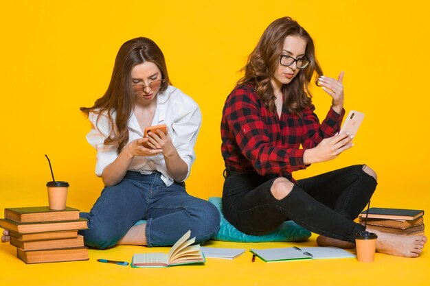 Studentesse ragazze Felice giovane donna Studenti su giallo Studente al college