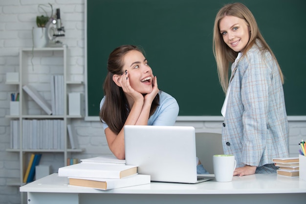 Studentesse ragazze in classe all'università o all'università